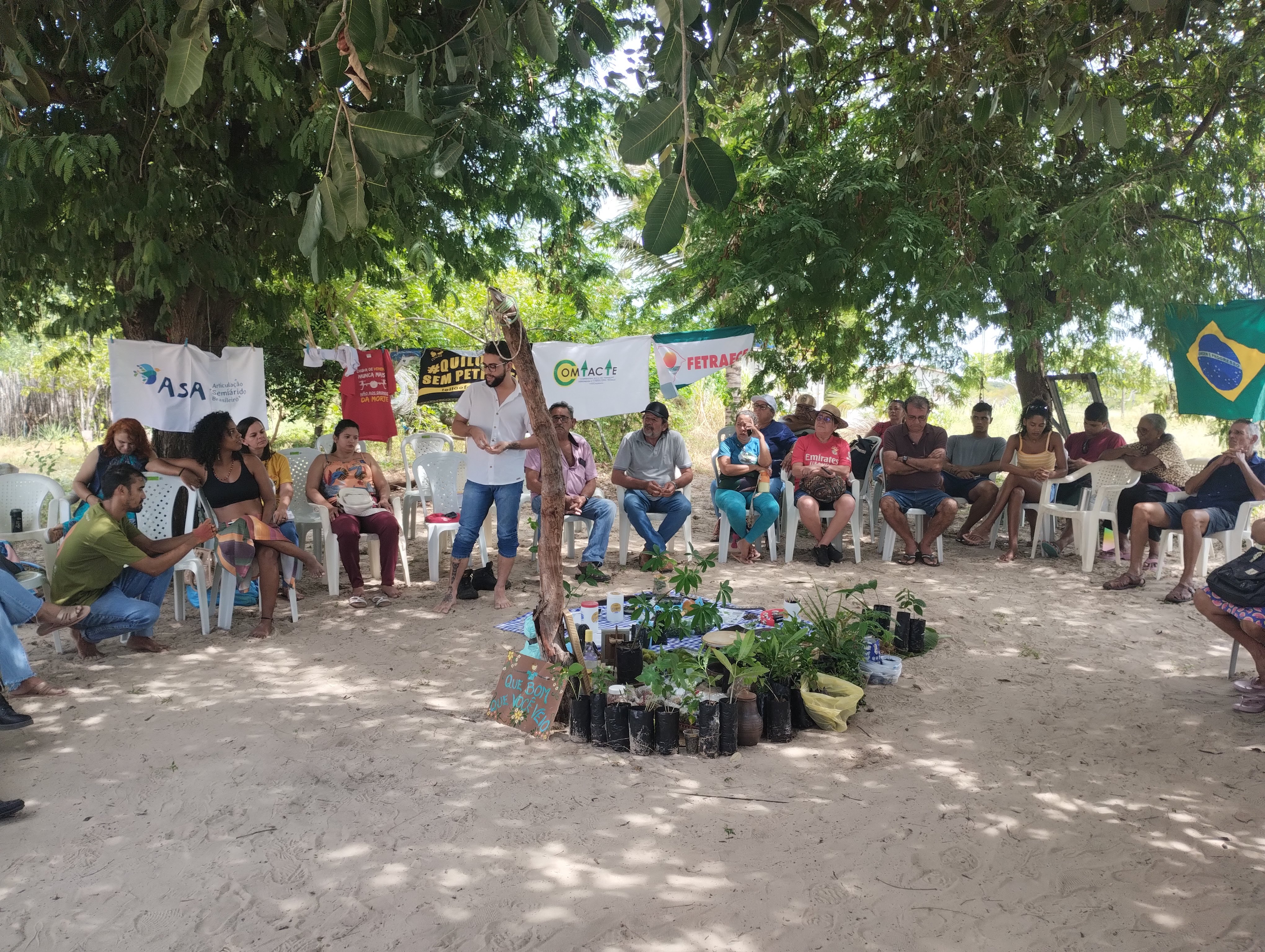 Famílias trabalhando na feira agroecológica de Jaguaribe